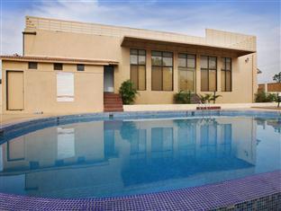 O2 Wellness Club Hotel Poona Buitenkant foto